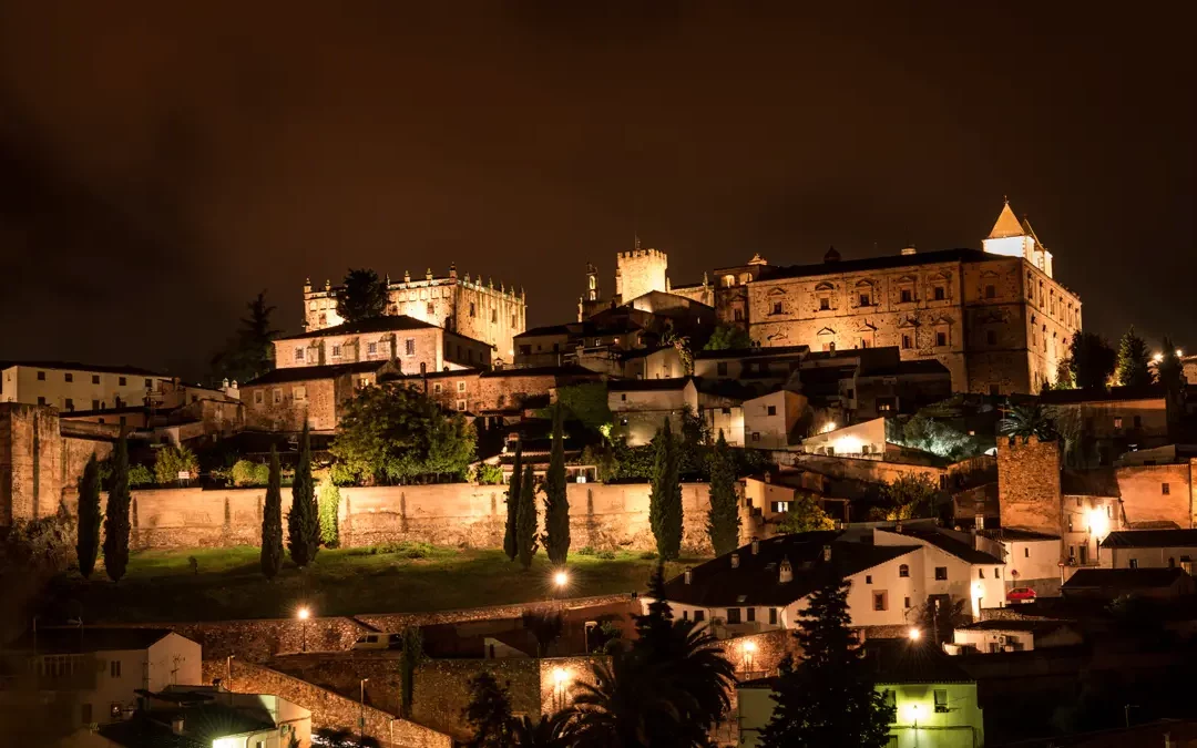 Visto nocturna ciudad medieval de Cáceres